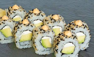 Урамаки авокадо и филаделфия