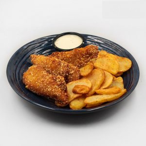 Фиш енд чипс с пържени картофки и сос Айоли