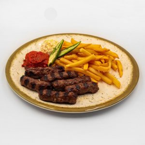 Сръбски кебапчета с разядка с праз лук сирене ,пържени картофки и домашен айвар 