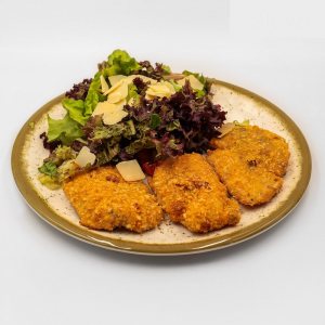 Хрупкави пуешки каренца с пармезан, гарнирани със свежа салатка 