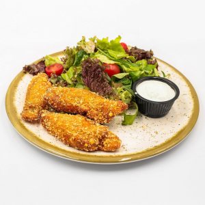 Хрупкава бяла риба със букет от свежи салати, маслено лимонов сос 