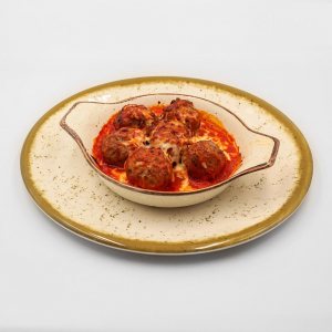 Телешки кюфтенца във доматен сос  запечени с кашкавал и пармезан 