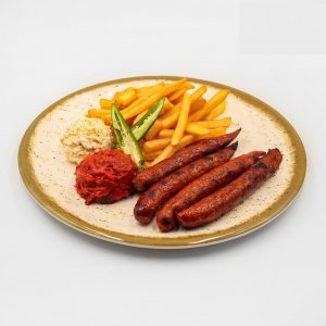 Сръбски наденички на   разядка с праз лук и сирене , пържени картофки и домашен айвар  