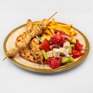 Пиле сувлаки с гръцка питка, пържени картофи и мини гръцка салата  