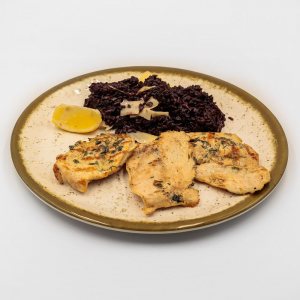 Пилешко филе  с черен ориз с пармезан  