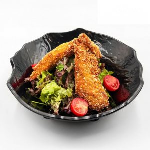 Микс салати с хрупкава бяла риба