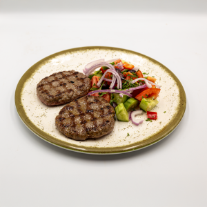 Телешки кюфтета 2 бр. на BBQ  с пресни зеленчуци   