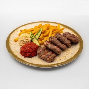 Ущипци с разядка с праз лук и сирене,пържени картофи и домашен айвар и люта чушка 