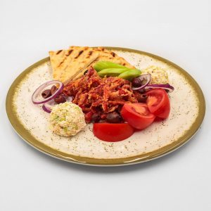 Салата с чеснови пържени чушки