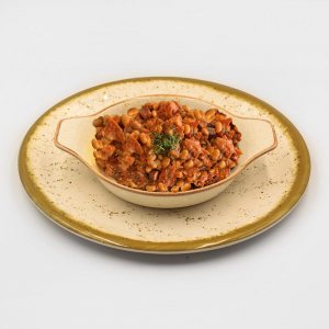 Пикантен боб с  наденичка ,бекон и вентричина салам 