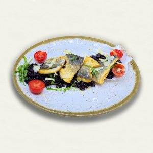 Лаврак филе варху черен ориз с пармезан,рукола и портокалов  дресинг  