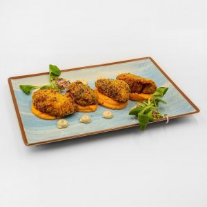 Хрупкав мозъм от младо теле върху пюре от кореноплодни зеленчуци и трюфелова майонеза 