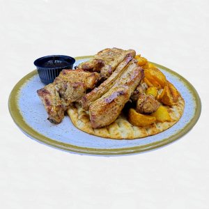 Свински ребърца с барбекю сос  гръцка питка и пикантни картофки